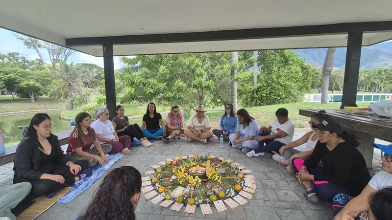Círculo de mujeres al aire libre en Caracas