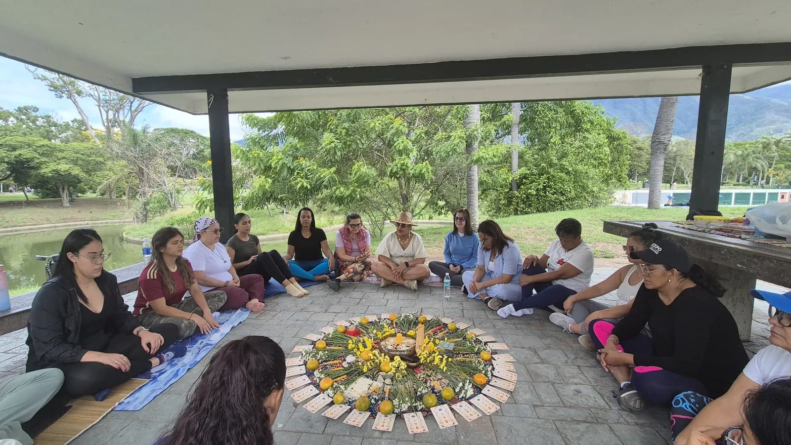 Círculo de mujeres de IMA reunidas al aire libre