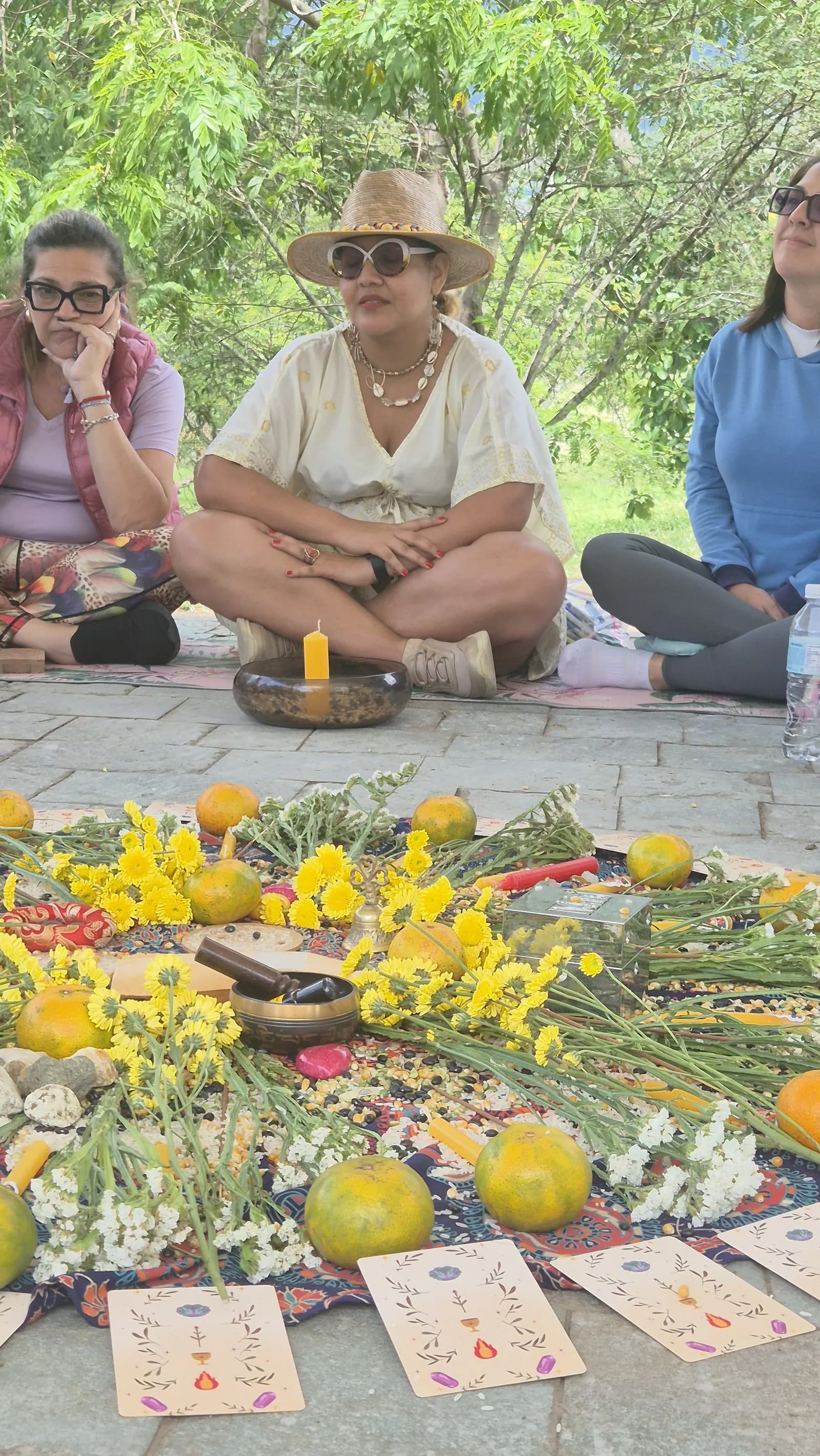 Mandala de flores y frutas en un encuentro de IMA